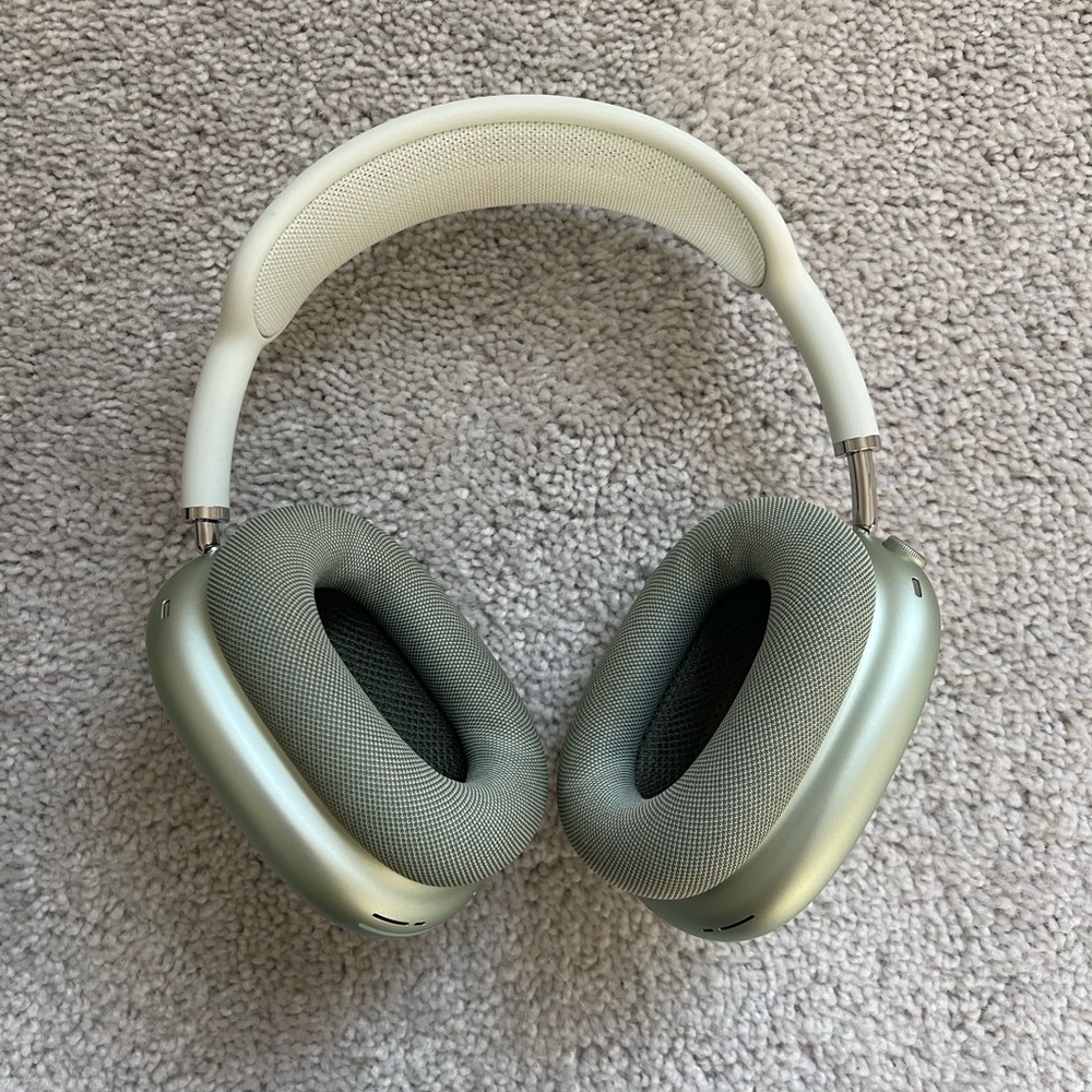Green apple AirPod Max great condition barely used!